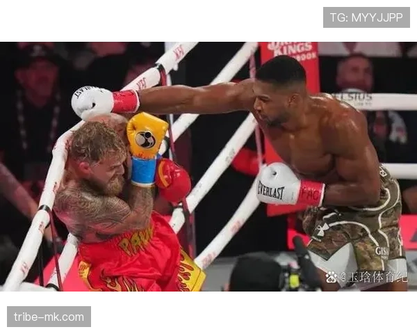 安东尼·约书亚离场拎的那个包，比我整套房都贵